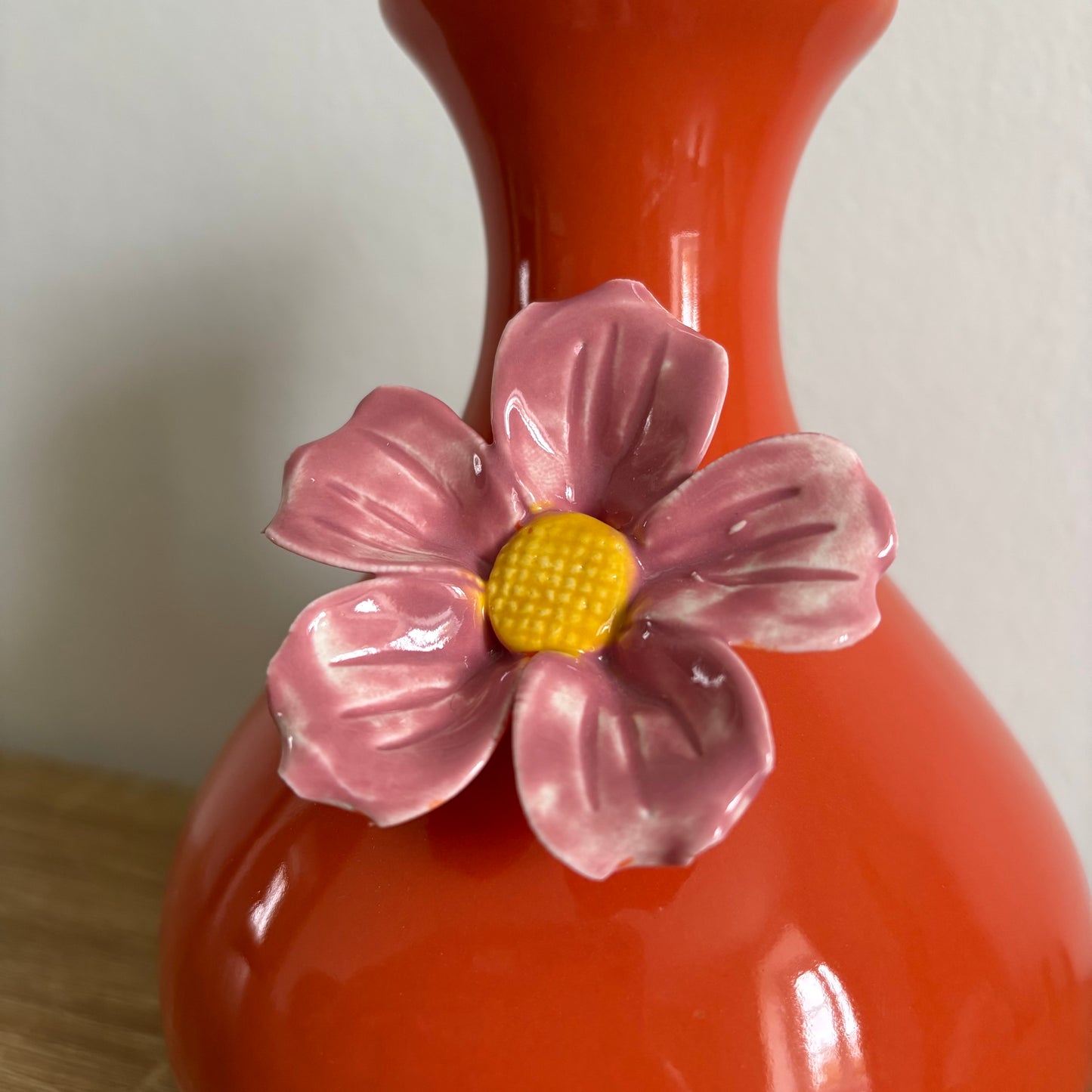 Petit vase orange avec une fleur