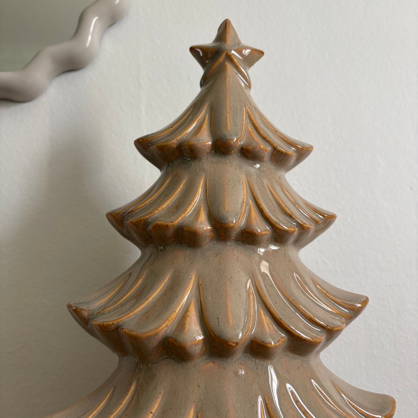 Grand sapin en céramique beige