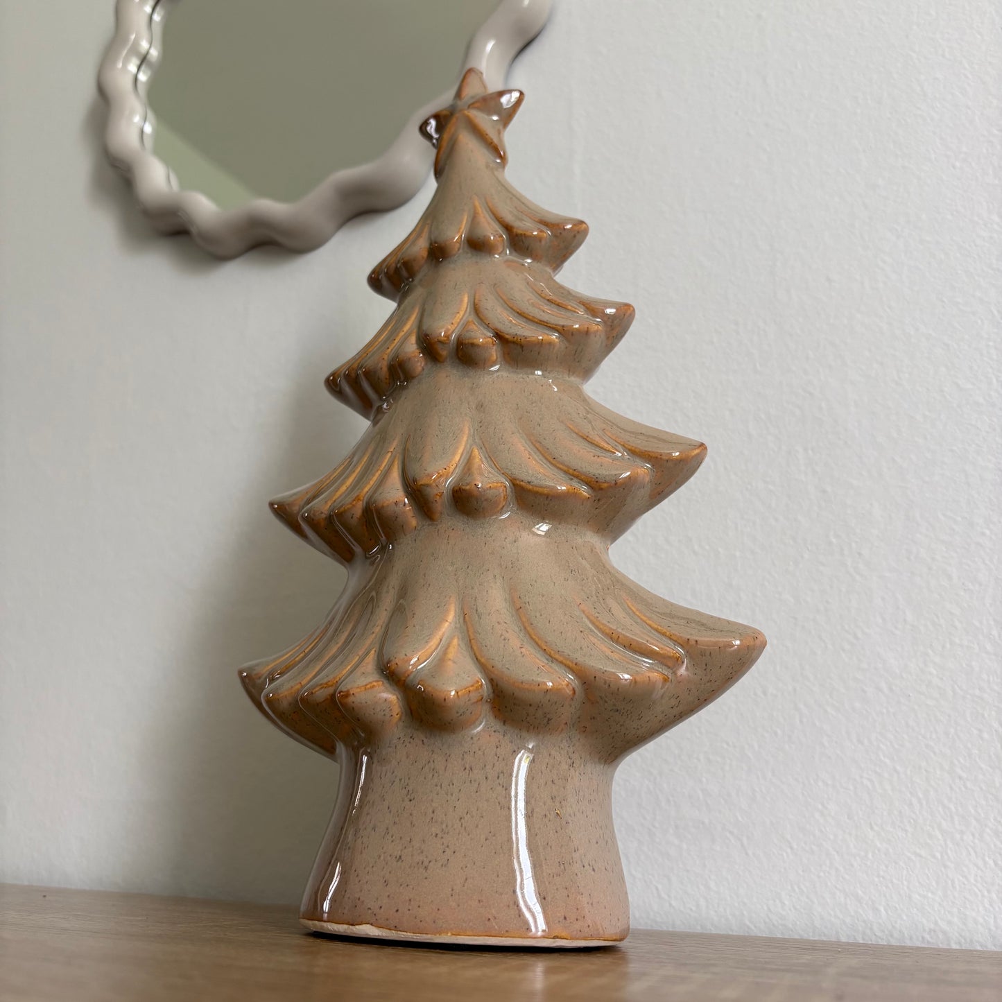 Petit sapin en céramique beige
