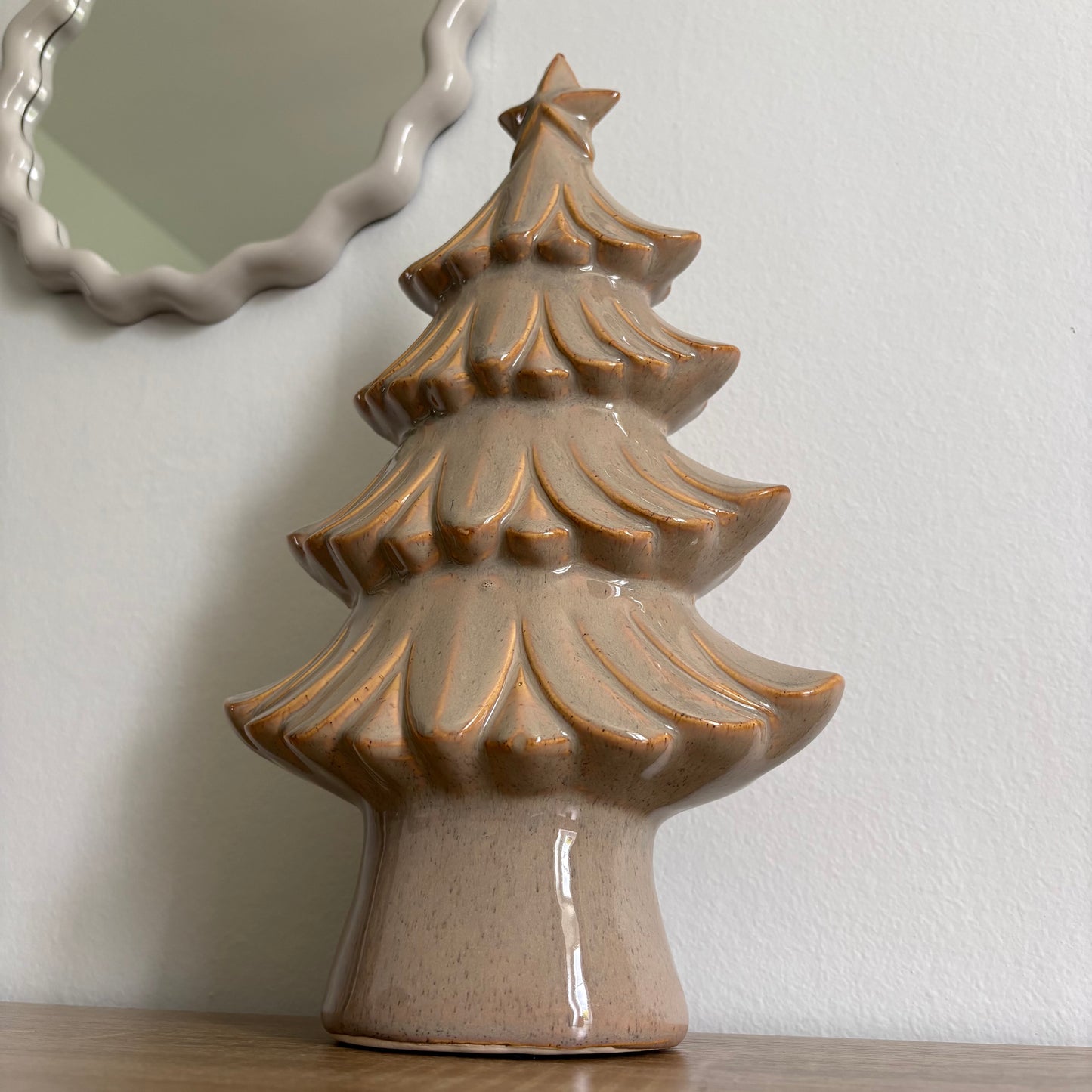 Grand sapin en céramique beige