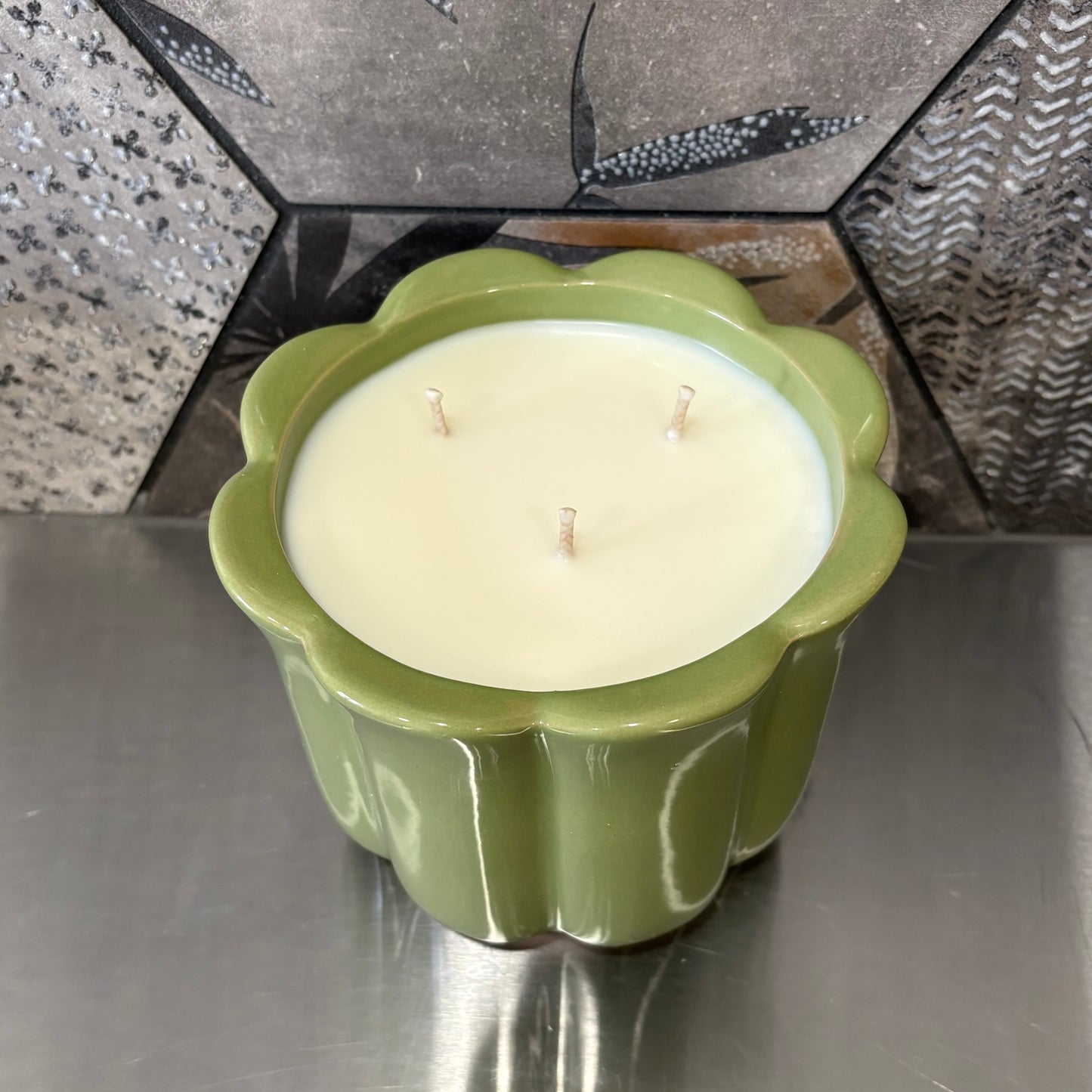 Bougie - Fleur de lin pot vert ondulé