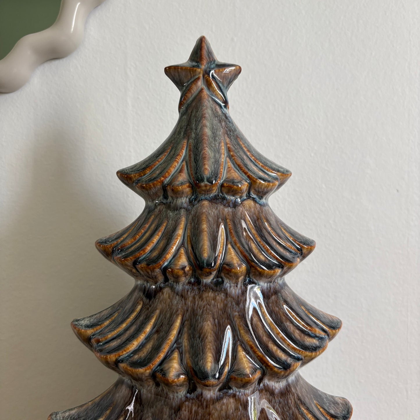 Grand sapin en céramique bleu-gris