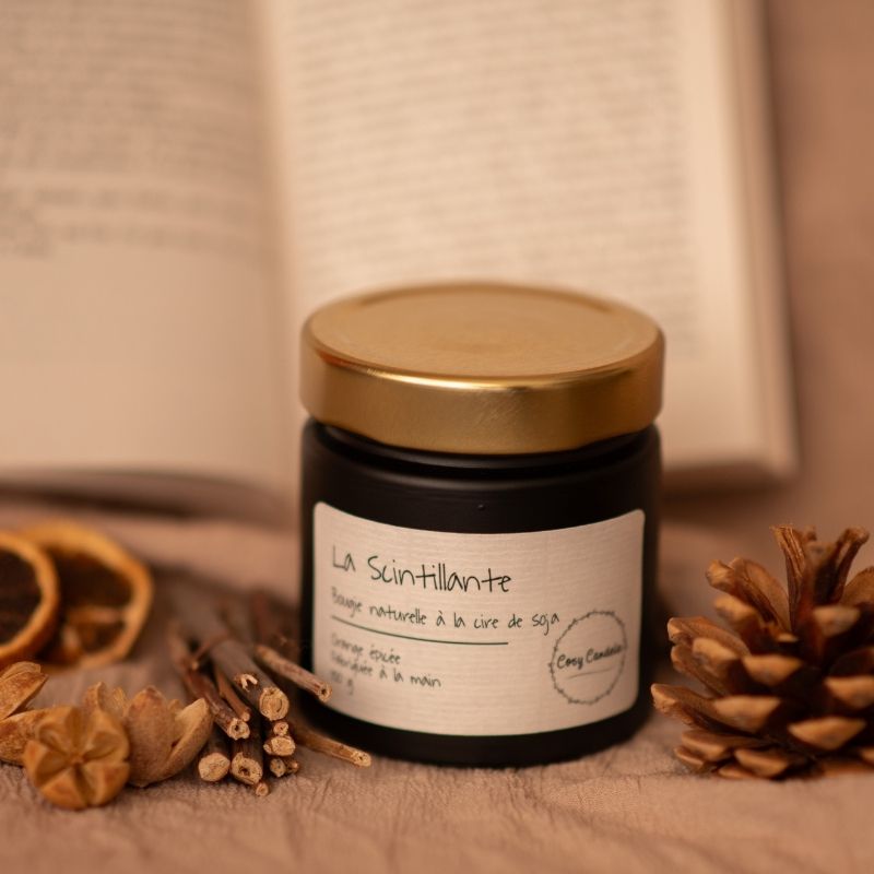 La scintillante bougie artisanale parfumée à l'orange épicée fabriquée en Bourgogne