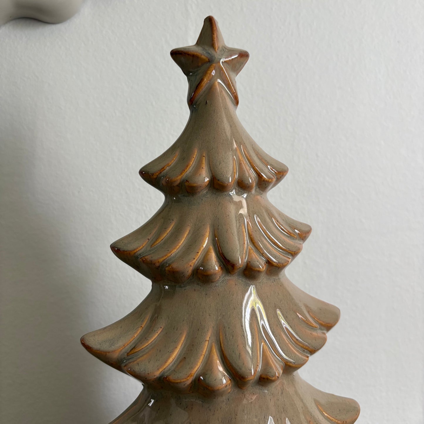 Petit sapin en céramique beige