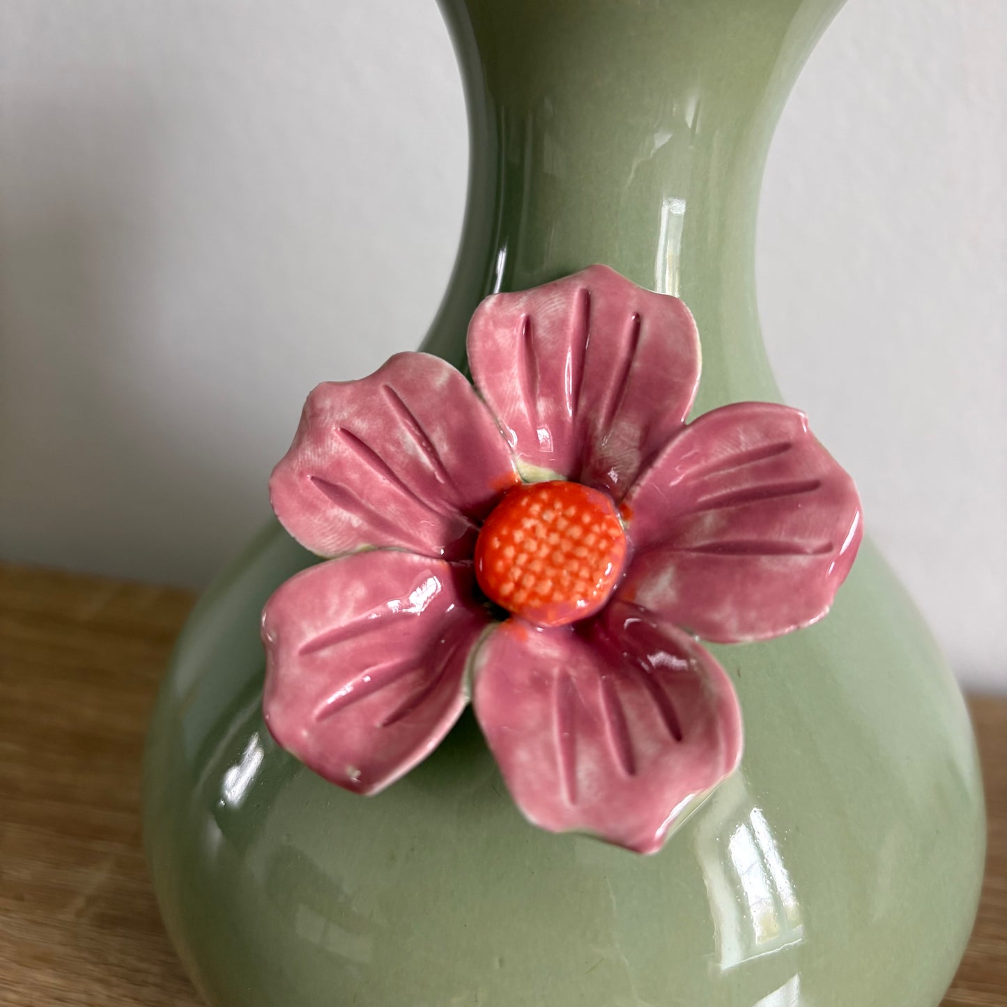 Petit vase vert avec une fleur