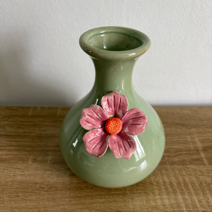 Petit vase vert avec une fleur