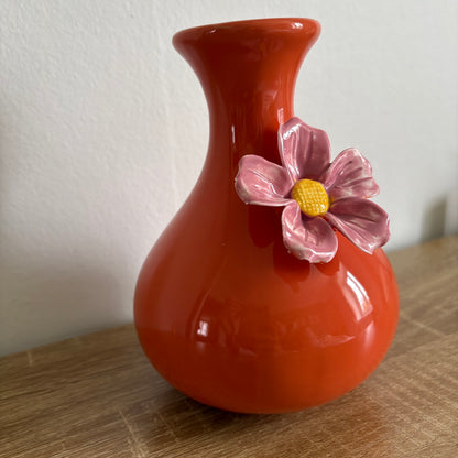 Petit vase orange avec une fleur