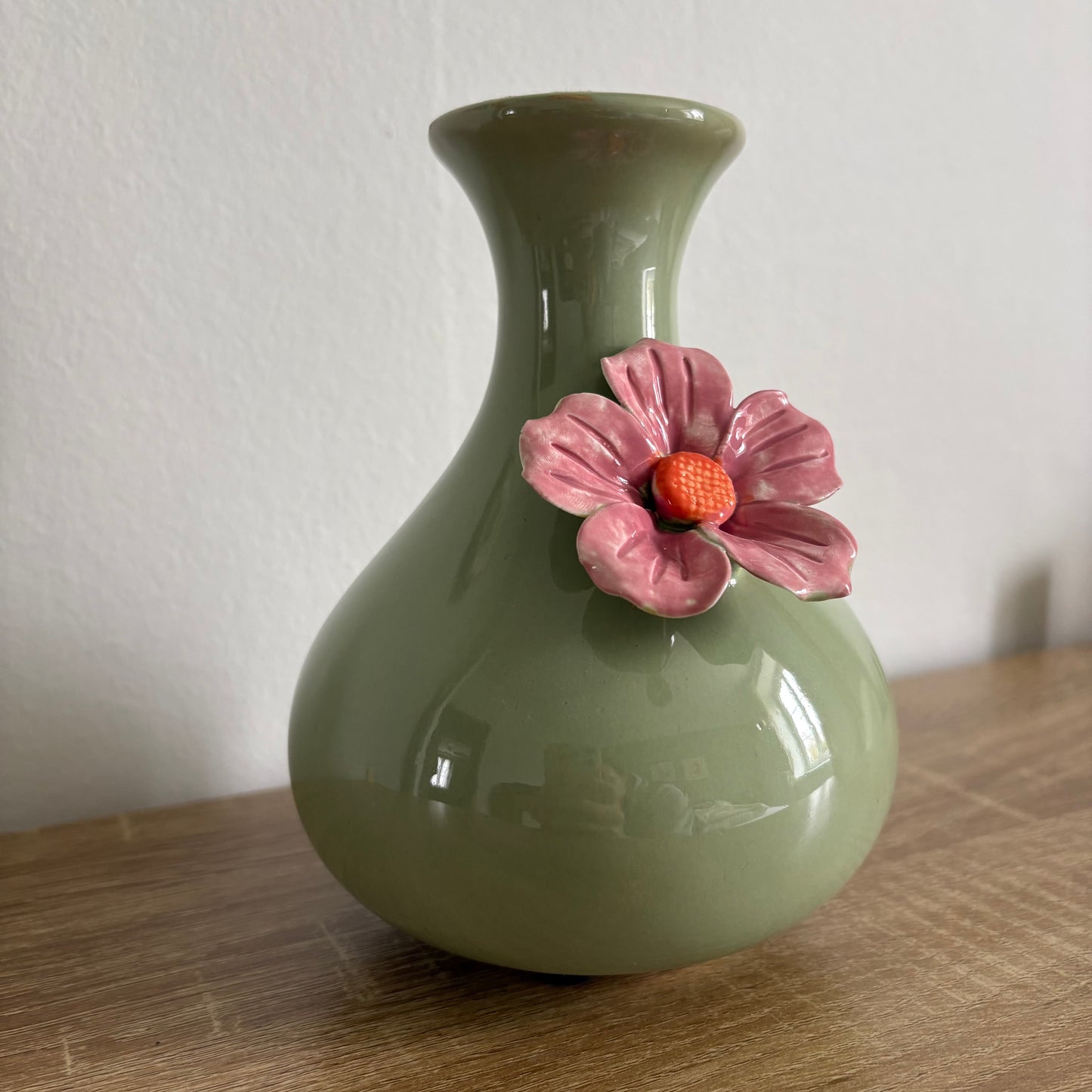 Petit vase vert avec une fleur