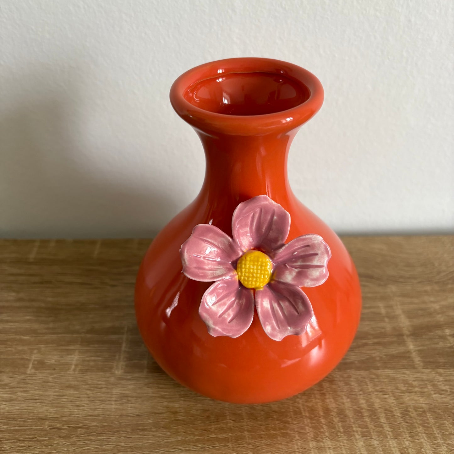 Petit vase orange avec une fleur