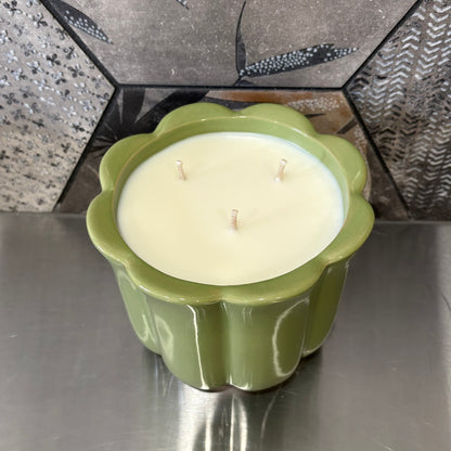 Bougie - Fleur de lin pot vert ondulé