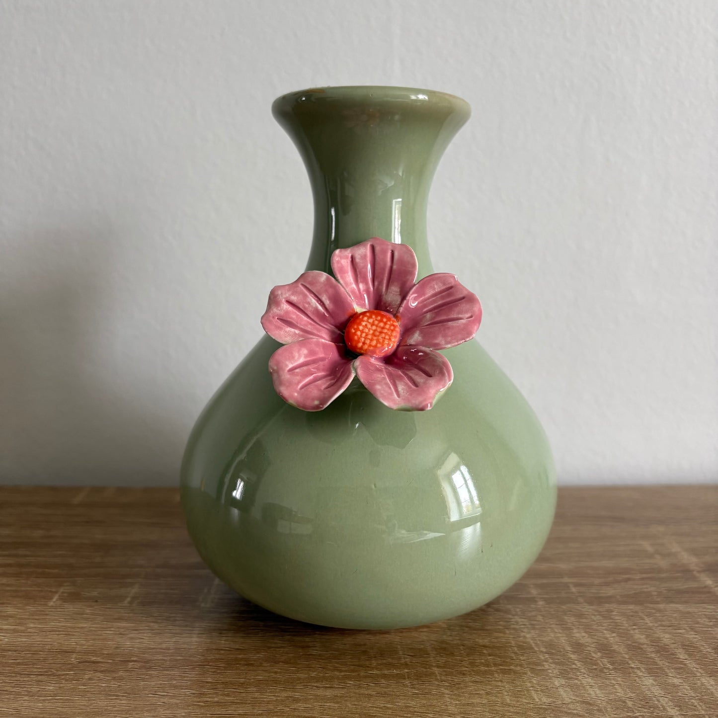 Petit vase vert avec une fleur