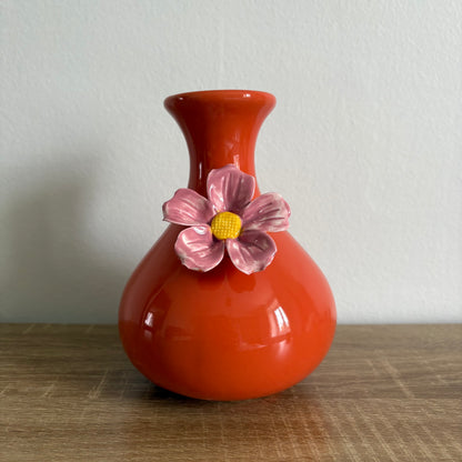 Petit vase orange avec une fleur